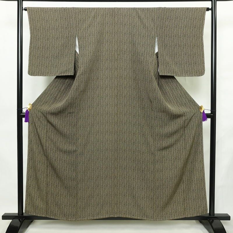 小紋 良品 しつけ糸付き 縮緬 正絹 木の葉・植物柄 袷仕立て 身丈157.5cm 裄丈64cm リサイクル着物 着物 緑・うぐいす色_画像1