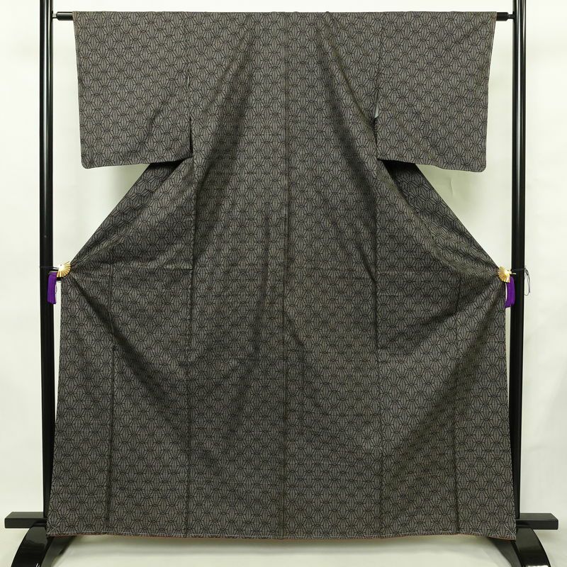 大島紬 古代染色 純泥染 美品 しつけ糸付き 証紙あり 正絹 麻の葉柄 袷仕立て 身丈163cm 裄丈62cm リサイクル着物 着物 モダン 茶_画像1