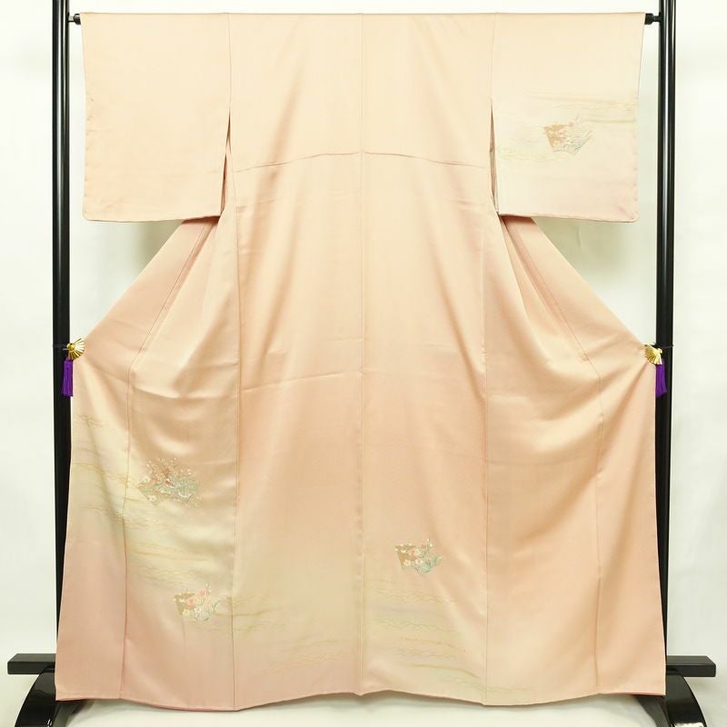 付け下げ 美品 しつけ糸付き スワトウ刺繍 綸子 正絹 古典柄 袷仕立て 身丈163.5cm 裄丈64.5cm リサイクル着物 着物 刺繍 入学式 卒業式 七五三 お宮参り フォーマル 上品 扇面 ピンク_画像1