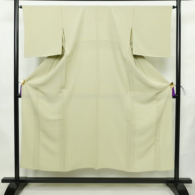 単衣 色無地 良品 しつけ糸付き 縮緬 一つ紋付き 正絹 無地 袷仕立て 身丈150cm 裄丈64.5cm リサイクル着物 着物 お茶会 フォーマル 緑・うぐいす色_画像1