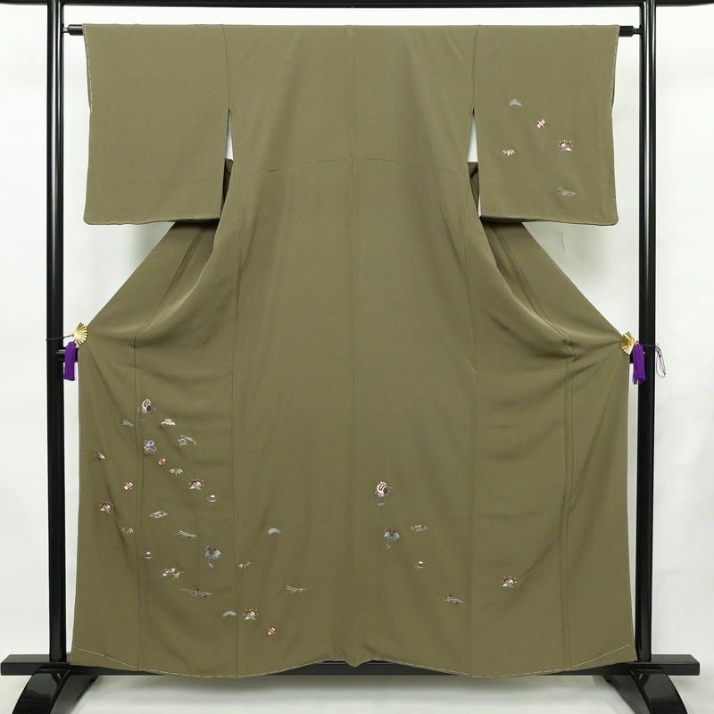 付け下げ 美品 しつけ糸付き 縮緬 一つ紋付き 正絹 古典柄 袷仕立て 身丈158cm 裄丈63cm リサイクル着物 着物 刺繍 シンプル 洒落 上品 緑・うぐいす色_画像1