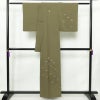 付け下げ 美品 しつけ糸付き 縮緬 一つ紋付き 正絹 古典柄 袷仕立て 身丈158cm 裄丈63cm リサイクル着物 着物 刺繍 シンプル 洒落 上品 緑・うぐいす色_画像2