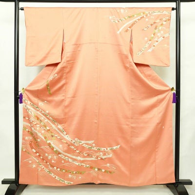 訪問着 美品 落款入り 金駒刺繍 綸子 正絹 古典柄 袷仕立て 身丈159cm 裄丈64cm リサイクル着物 着物 箔 金彩 入学式 七五三 お宮参り フォーマル 松 菊 珊瑚朱色 ピンク