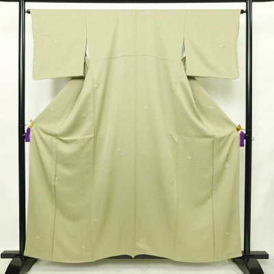 色無地 美品 柿本市郎 落款入り 正絹 木の葉・植物柄 袷仕立て 身丈159cm 裄丈64cm リサイクル着物 一部しつけ糸付き 着物 お茶会 フォーマル シンプル 緑・うぐいす色