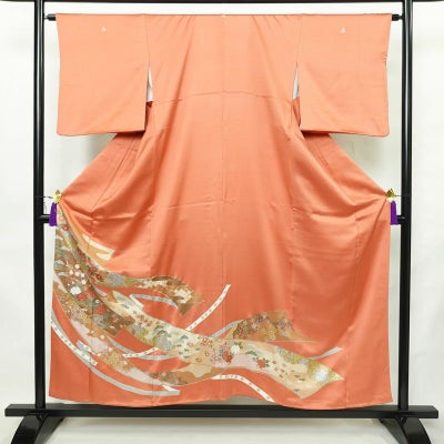 色留袖 綸子 五つ紋付き 比翼付き 正絹 古典柄 袷仕立て 身丈154cm 裄丈63.5cm リサイクル着物 着物 箔 サーモンピンク ピンク