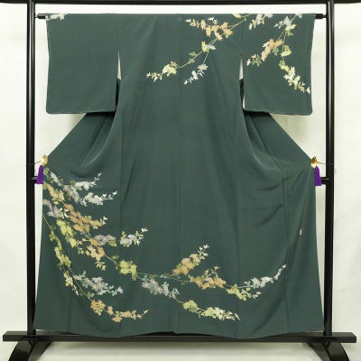 訪問着 良品 落款入り 峰山 友禅染 縮緬 一つ紋付き 正絹 花柄 袷仕立て 身丈155.5cm 裄丈62.5cm リサイクル着物 一部しつけ糸付き 着物 作家物 共八掛 七五三 お宮参り フォーマル 緑・うぐいす色