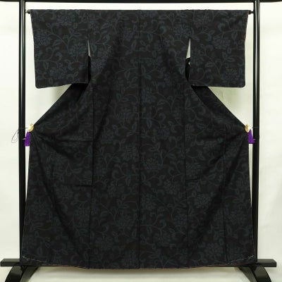 紬 良品 しつけ糸付き 正絹 木の葉・植物柄 袷仕立て 身丈161cm 裄丈65cm リサイクル着物 着物 モダン 黒