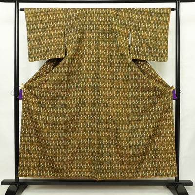 紬 正絹 幾何学柄・抽象柄 袷仕立て 身丈155cm 裄丈63.5cm リサイクル着物 一部しつけ糸付き 着物 黄・黄土色