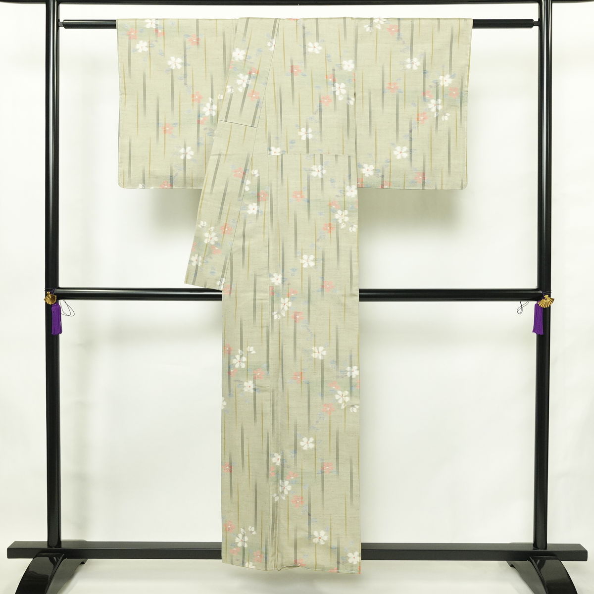 紬 良品 しつけ糸付き 正絹 花柄 袷仕立て 身丈153.5cm 裄丈63.5cm リサイクル着物 着物 緑・うぐいす色_画像2