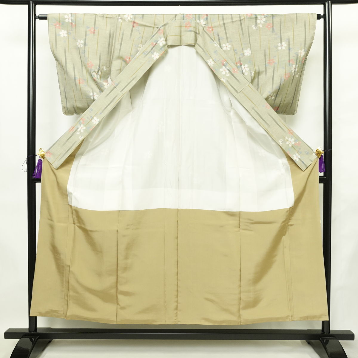 紬 良品 しつけ糸付き 正絹 花柄 袷仕立て 身丈153.5cm 裄丈63.5cm リサイクル着物 着物 緑・うぐいす色_画像3