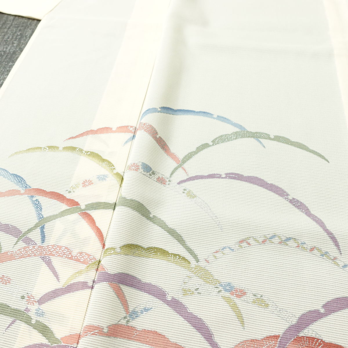 盛夏 付下 絽 良品 夏用 ポリエステル 木の葉・植物柄 単衣仕立て 身丈161.5cm 裄丈66cm リサイクル着物 着物 銀彩 フォーマル ピンク_画像5