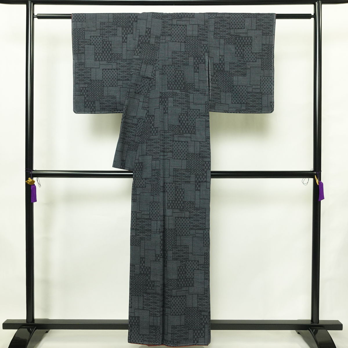 結城紬 真綿結城紬 紬 美品 証紙あり はたおり娘 しつけ糸付き 正絹 古典柄 袷仕立て 身丈158cm 裄丈63.5cm リサイクル着物 着物 青・紺_画像2