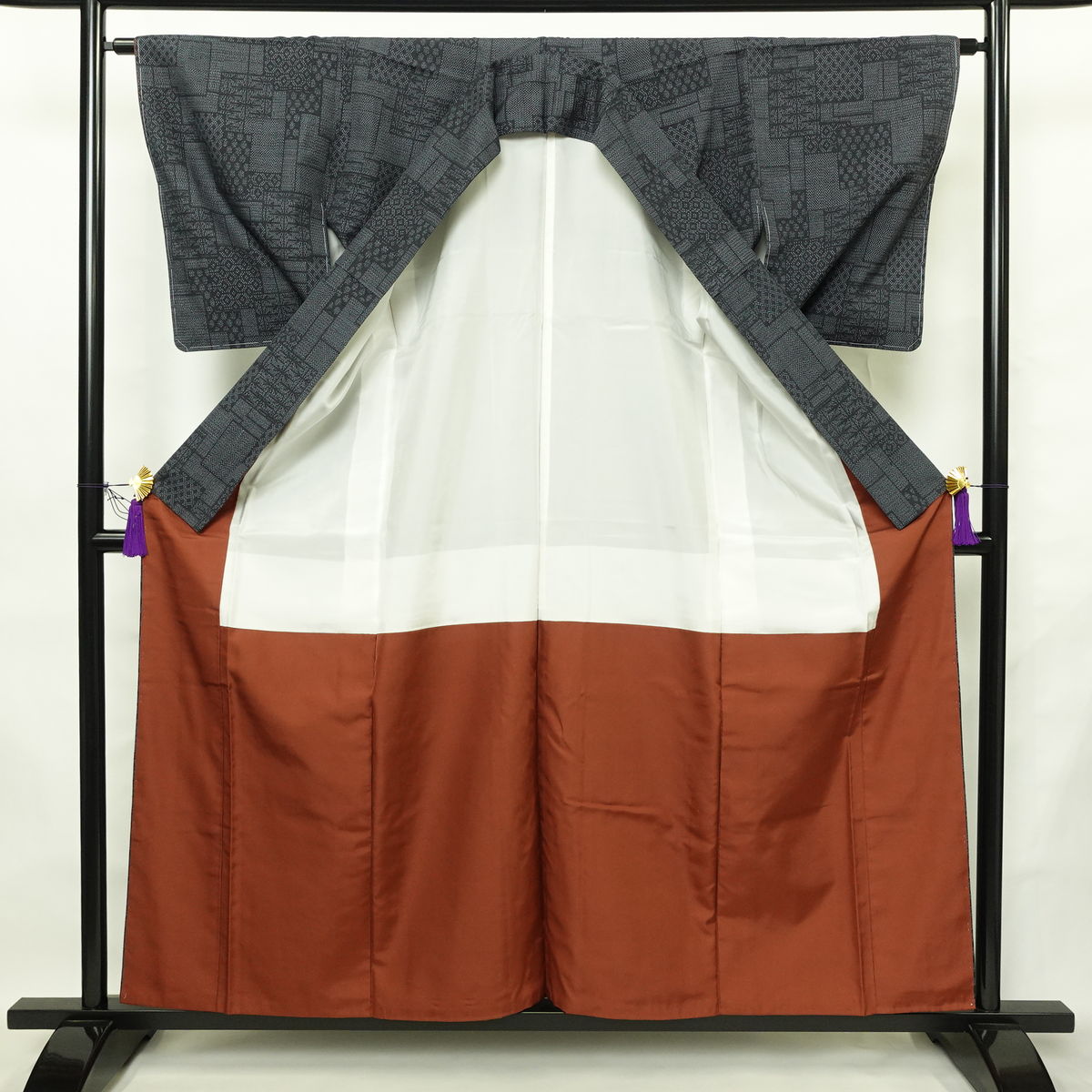 結城紬 真綿結城紬 紬 美品 証紙あり はたおり娘 しつけ糸付き 正絹 古典柄 袷仕立て 身丈158cm 裄丈63.5cm リサイクル着物 着物 青・紺_画像3