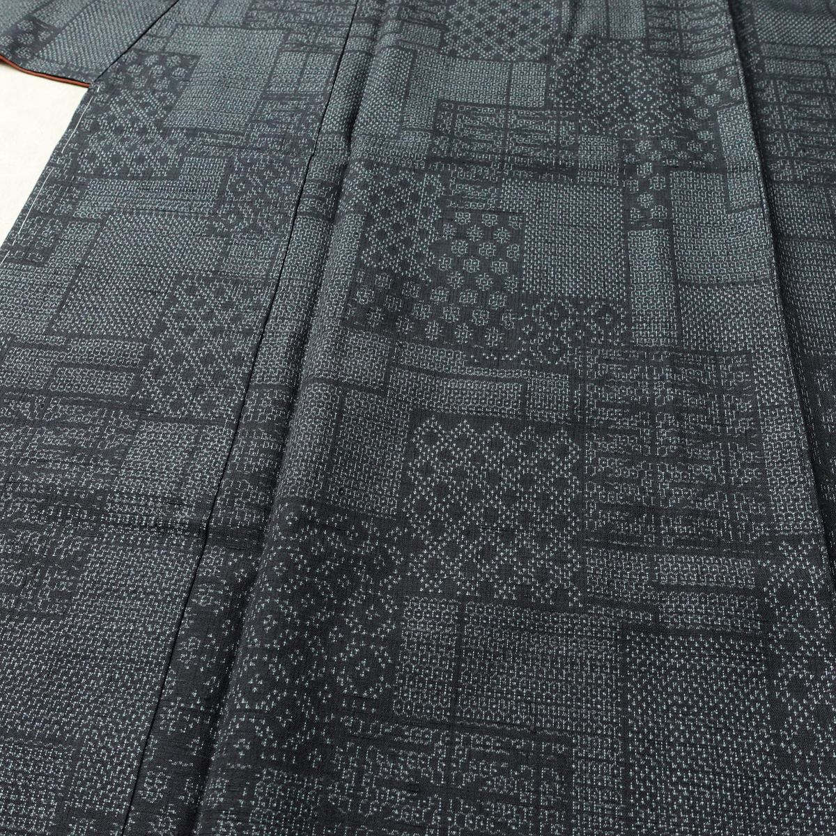 結城紬 真綿結城紬 紬 美品 証紙あり はたおり娘 しつけ糸付き 正絹 古典柄 袷仕立て 身丈158cm 裄丈63.5cm リサイクル着物 着物 青・紺_画像5