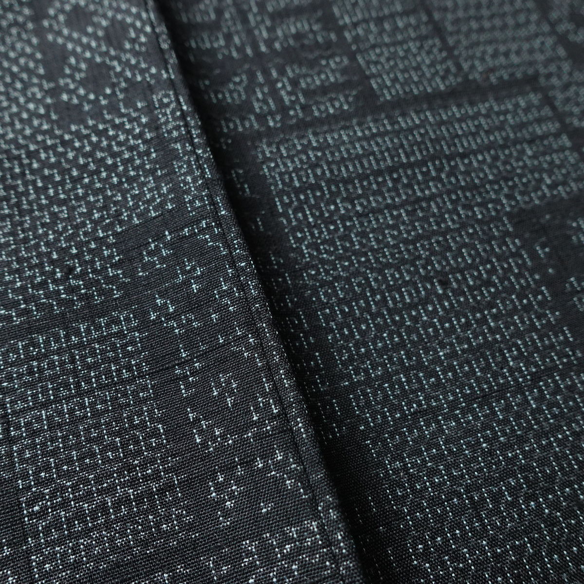 結城紬 真綿結城紬 紬 美品 証紙あり はたおり娘 しつけ糸付き 正絹 古典柄 袷仕立て 身丈158cm 裄丈63.5cm リサイクル着物 着物 青・紺_画像12