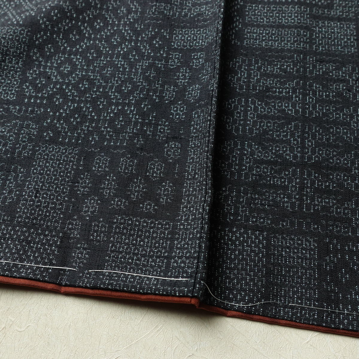 結城紬 真綿結城紬 紬 美品 証紙あり はたおり娘 しつけ糸付き 正絹 古典柄 袷仕立て 身丈158cm 裄丈63.5cm リサイクル着物 着物 青・紺_画像13