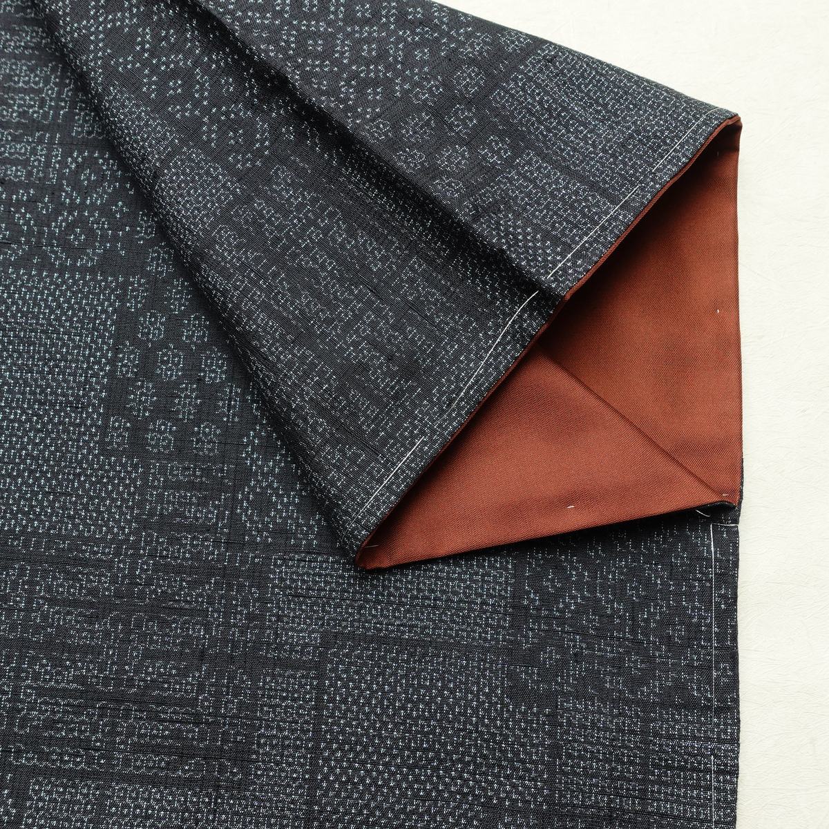 結城紬 真綿結城紬 紬 美品 証紙あり はたおり娘 しつけ糸付き 正絹 古典柄 袷仕立て 身丈158cm 裄丈63.5cm リサイクル着物 着物 青・紺_画像15