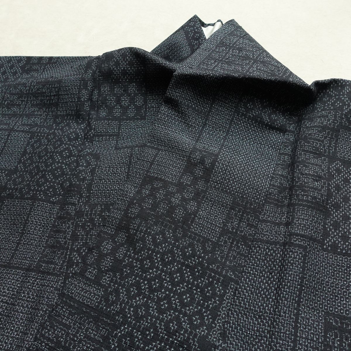 結城紬 真綿結城紬 紬 美品 証紙あり はたおり娘 しつけ糸付き 正絹 古典柄 袷仕立て 身丈158cm 裄丈63.5cm リサイクル着物 着物 青・紺_画像17