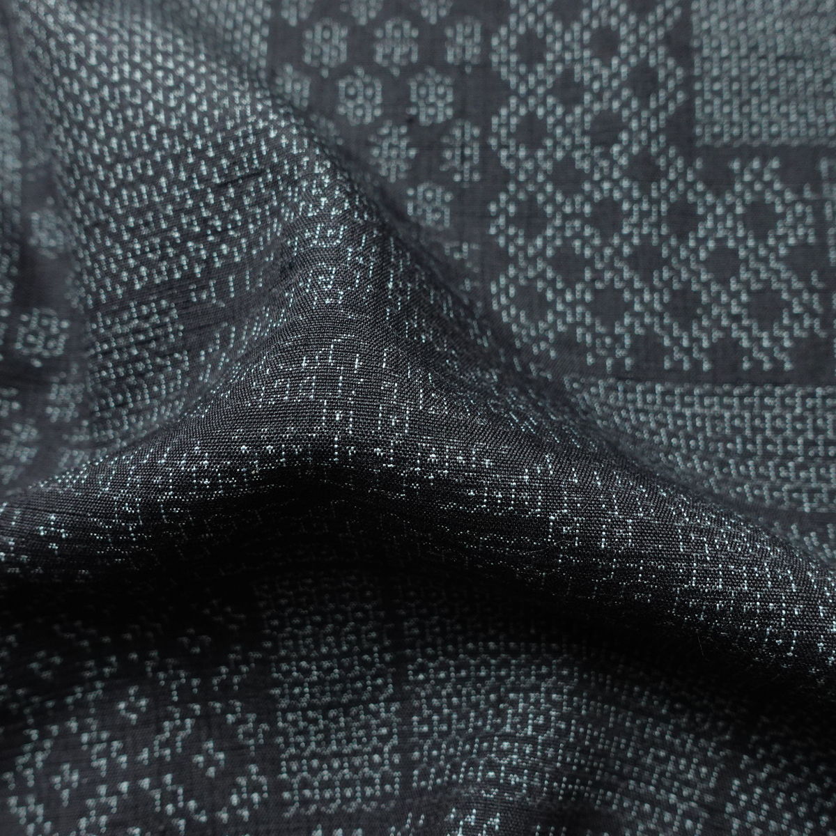 結城紬 真綿結城紬 紬 美品 証紙あり はたおり娘 しつけ糸付き 正絹 古典柄 袷仕立て 身丈158cm 裄丈63.5cm リサイクル着物 着物 青・紺_画像20