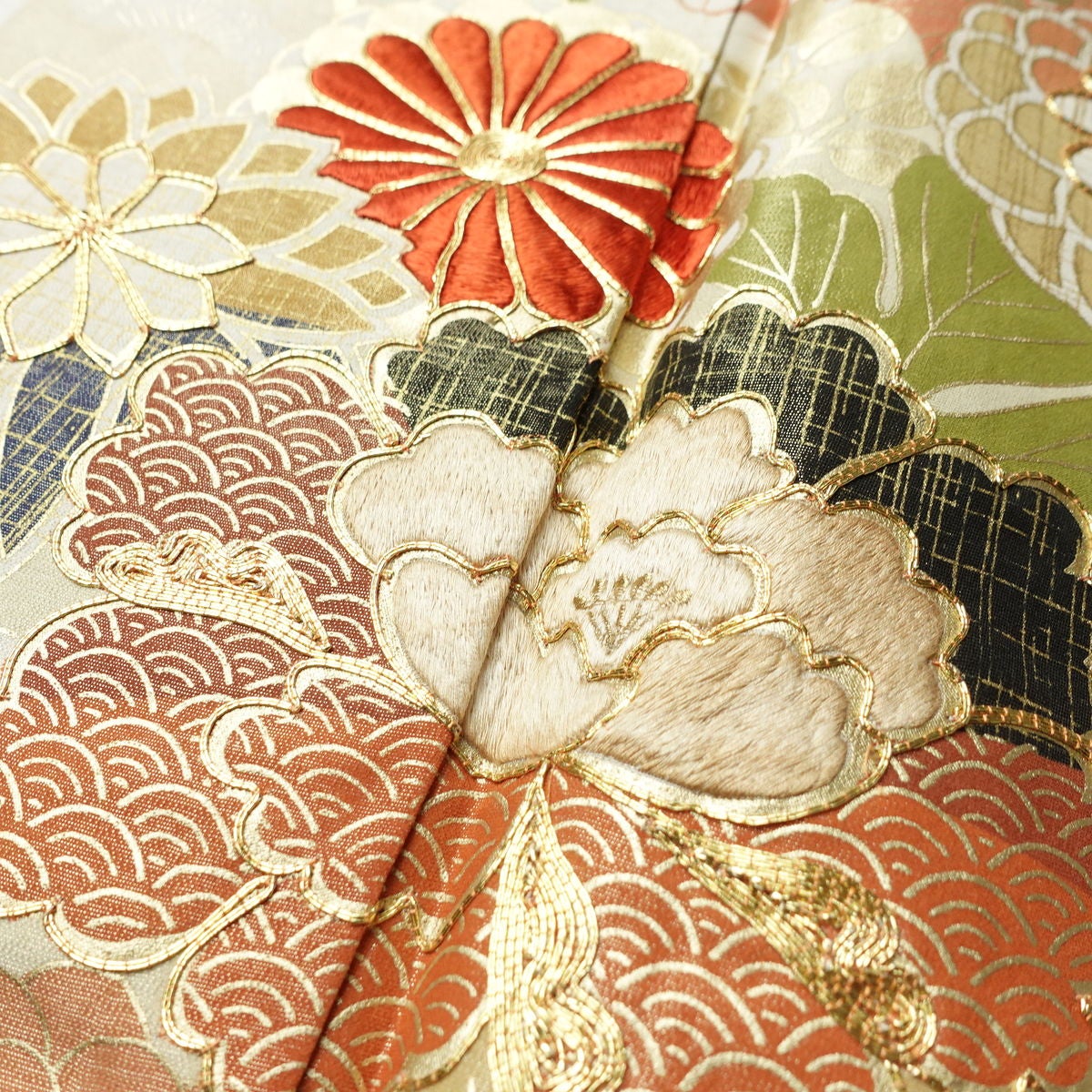 振袖 良品 しつけ糸付き 金駒刺繍 正絹 花柄 袷仕立て 身丈165.5cm 裄丈64cm リサイクル着物 着物 刺繍 箔 金彩 金通し 未使用品 成人式 二十歳 二十歳の集い フォーマル 青・紺_画像7