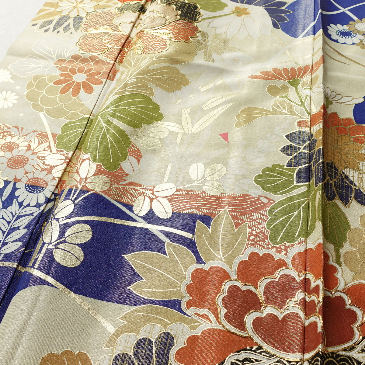 振袖 良品 しつけ糸付き 金駒刺繍 正絹 花柄 袷仕立て 身丈165.5cm 裄丈64cm リサイクル着物 着物 刺繍 箔 金彩 金通し 未使用品 成人式 二十歳 二十歳の集い フォーマル 青・紺_画像12