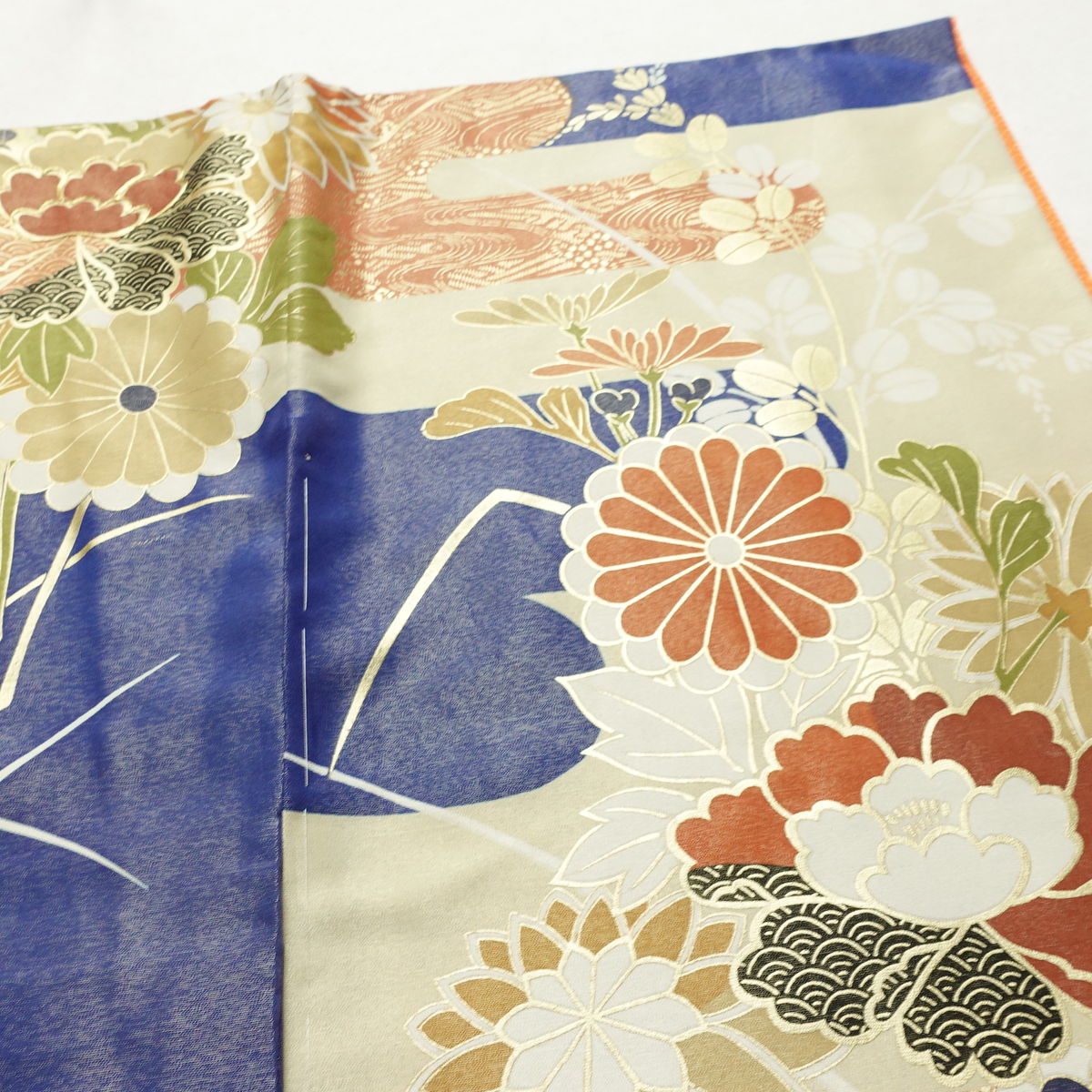振袖 良品 しつけ糸付き 金駒刺繍 正絹 花柄 袷仕立て 身丈165.5cm 裄丈64cm リサイクル着物 着物 刺繍 箔 金彩 金通し 未使用品 成人式 二十歳 二十歳の集い フォーマル 青・紺_画像17