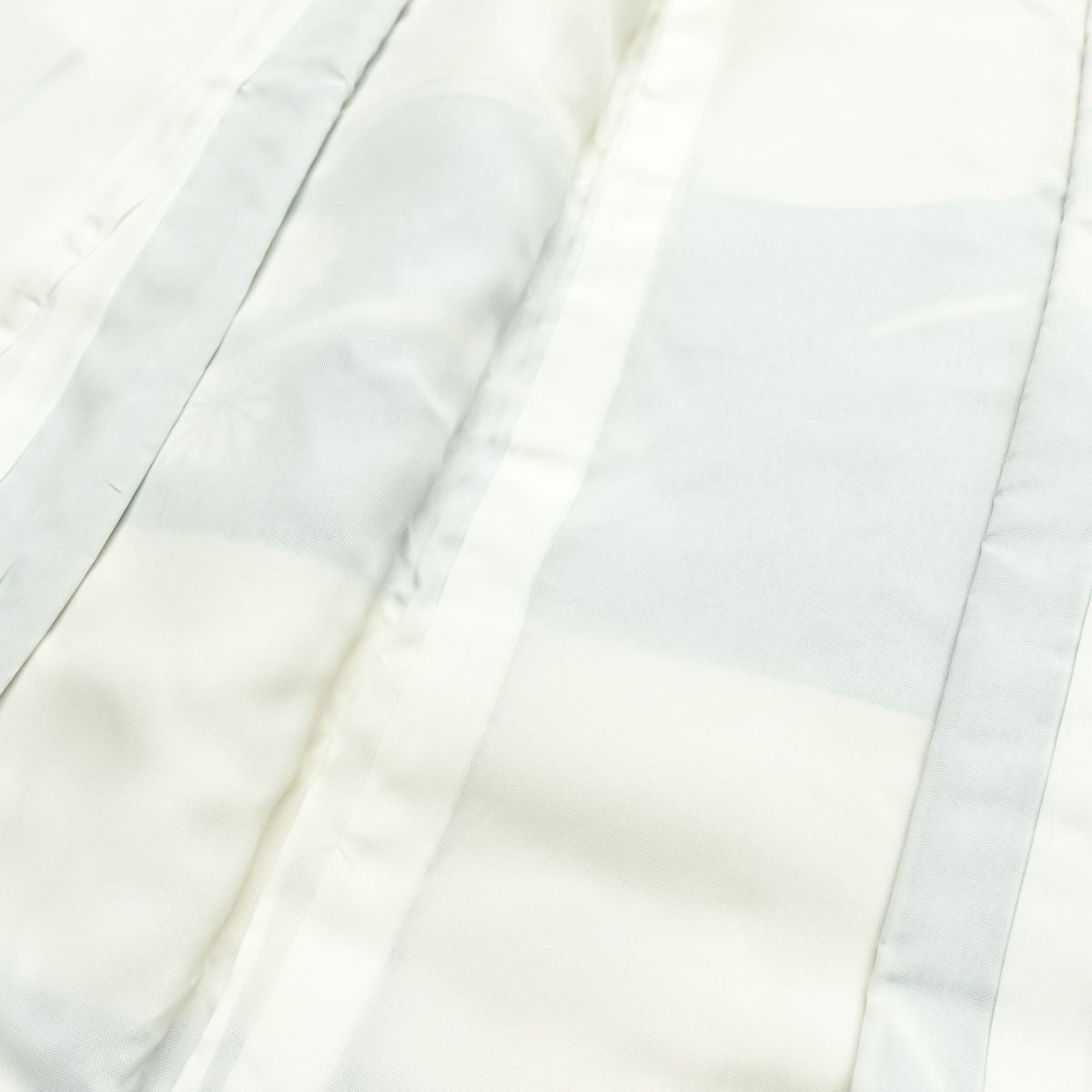 振袖 良品 しつけ糸付き 金駒刺繍 正絹 花柄 袷仕立て 身丈165.5cm 裄丈64cm リサイクル着物 着物 刺繍 箔 金彩 金通し 未使用品 成人式 二十歳 二十歳の集い フォーマル 青・紺_画像22