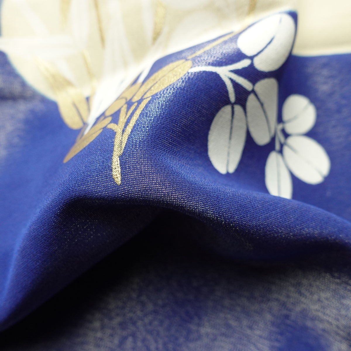 振袖 良品 しつけ糸付き 金駒刺繍 正絹 花柄 袷仕立て 身丈165.5cm 裄丈64cm リサイクル着物 着物 刺繍 箔 金彩 金通し 未使用品 成人式 二十歳 二十歳の集い フォーマル 青・紺_画像24