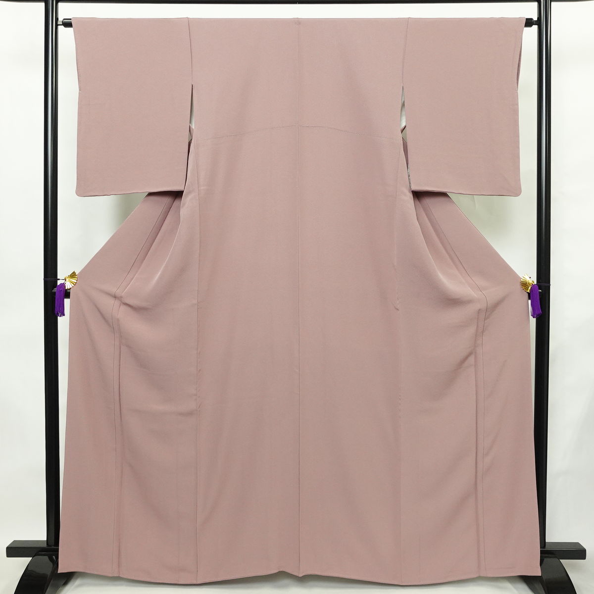 色無地 良品 縮緬 一つ紋付き 正絹 無地 袷仕立て 身丈162.5cm 裄丈63.5cm リサイクル着物 着物 お茶会 フォーマル 紫・藤色_画像1