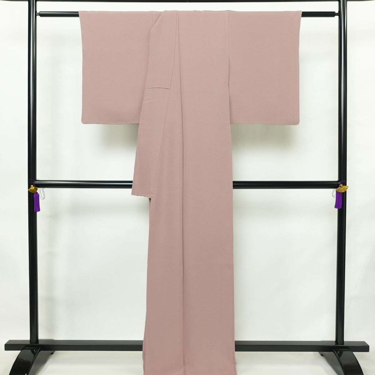 色無地 良品 縮緬 一つ紋付き 正絹 無地 袷仕立て 身丈162.5cm 裄丈63.5cm リサイクル着物 着物 お茶会 フォーマル 紫・藤色_画像2