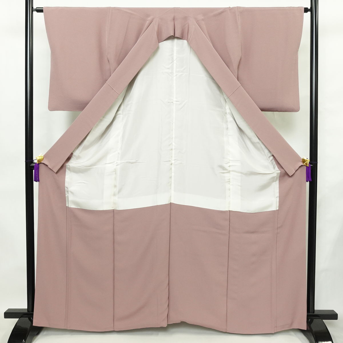 色無地 良品 縮緬 一つ紋付き 正絹 無地 袷仕立て 身丈162.5cm 裄丈63.5cm リサイクル着物 着物 お茶会 フォーマル 紫・藤色_画像3