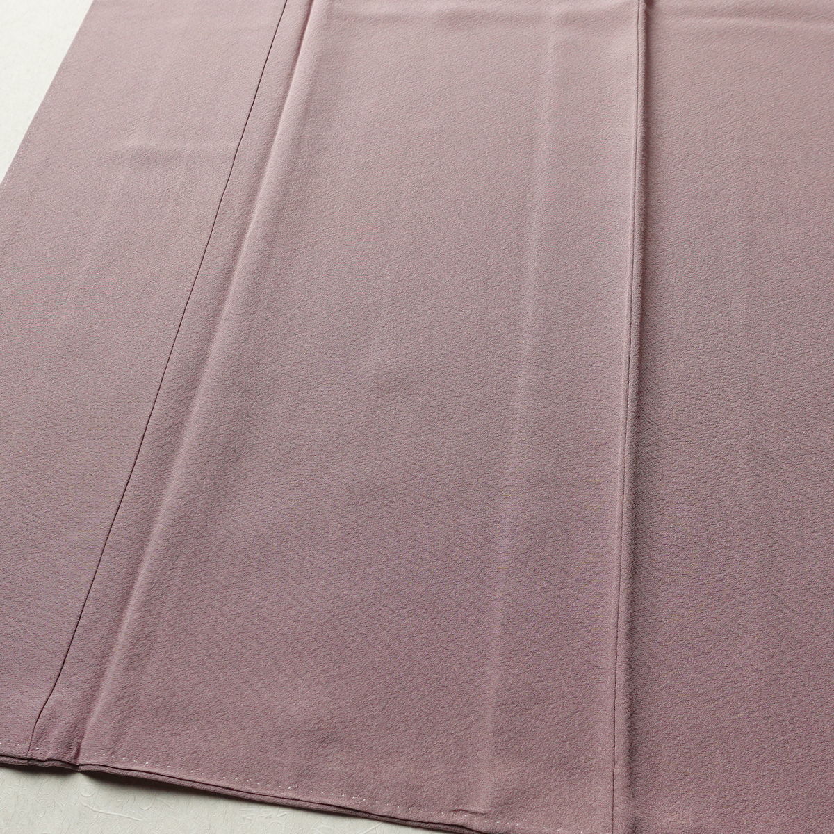 色無地 良品 縮緬 一つ紋付き 正絹 無地 袷仕立て 身丈162.5cm 裄丈63.5cm リサイクル着物 着物 お茶会 フォーマル 紫・藤色_画像4
