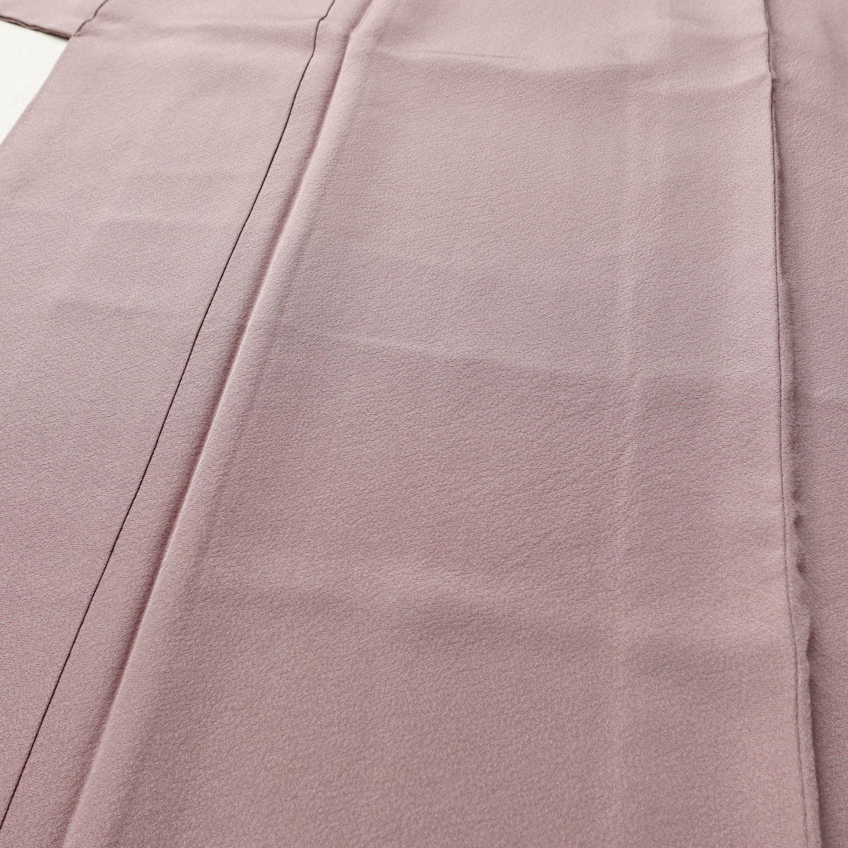 色無地 良品 縮緬 一つ紋付き 正絹 無地 袷仕立て 身丈162.5cm 裄丈63.5cm リサイクル着物 着物 お茶会 フォーマル 紫・藤色_画像5