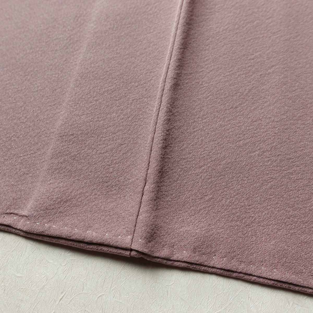 色無地 良品 縮緬 一つ紋付き 正絹 無地 袷仕立て 身丈162.5cm 裄丈63.5cm リサイクル着物 着物 お茶会 フォーマル 紫・藤色_画像10