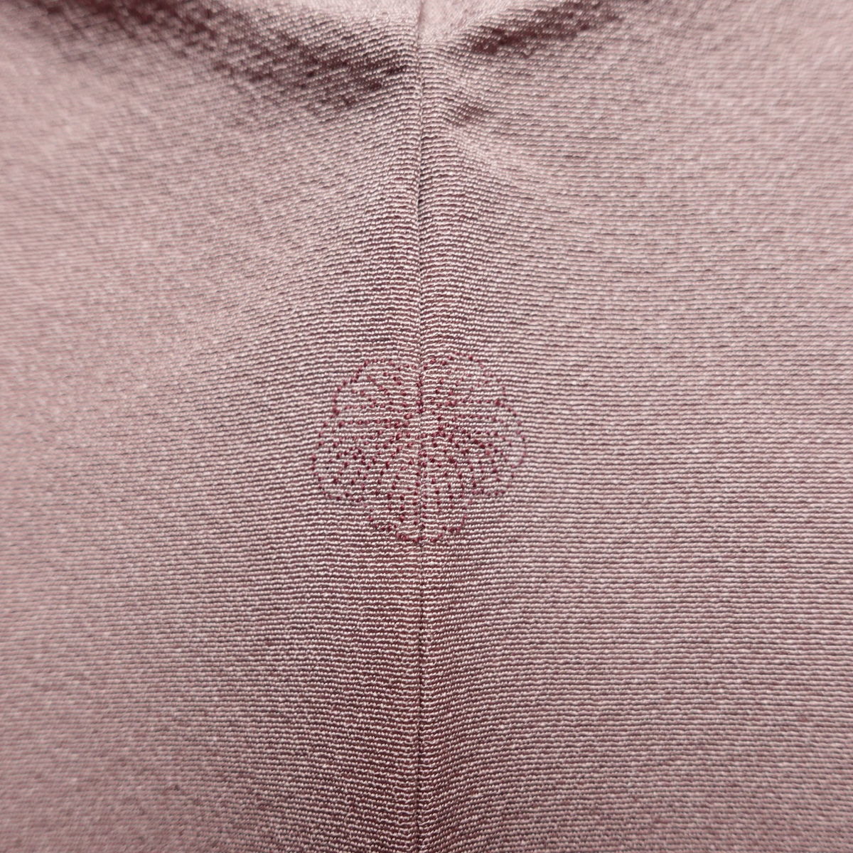 色無地 良品 縮緬 一つ紋付き 正絹 無地 袷仕立て 身丈162.5cm 裄丈63.5cm リサイクル着物 着物 お茶会 フォーマル 紫・藤色_画像11