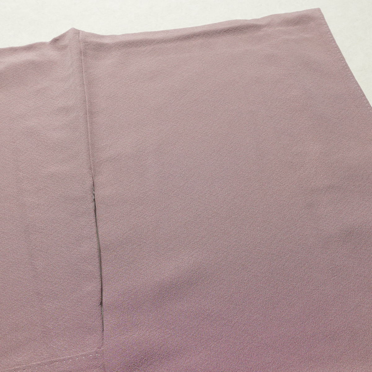 色無地 良品 縮緬 一つ紋付き 正絹 無地 袷仕立て 身丈162.5cm 裄丈63.5cm リサイクル着物 着物 お茶会 フォーマル 紫・藤色_画像12