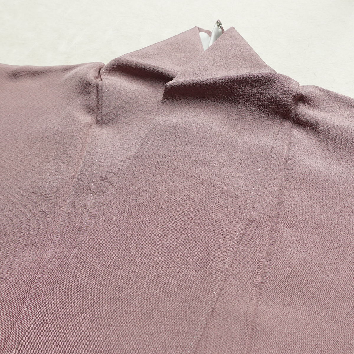 色無地 良品 縮緬 一つ紋付き 正絹 無地 袷仕立て 身丈162.5cm 裄丈63.5cm リサイクル着物 着物 お茶会 フォーマル 紫・藤色_画像15