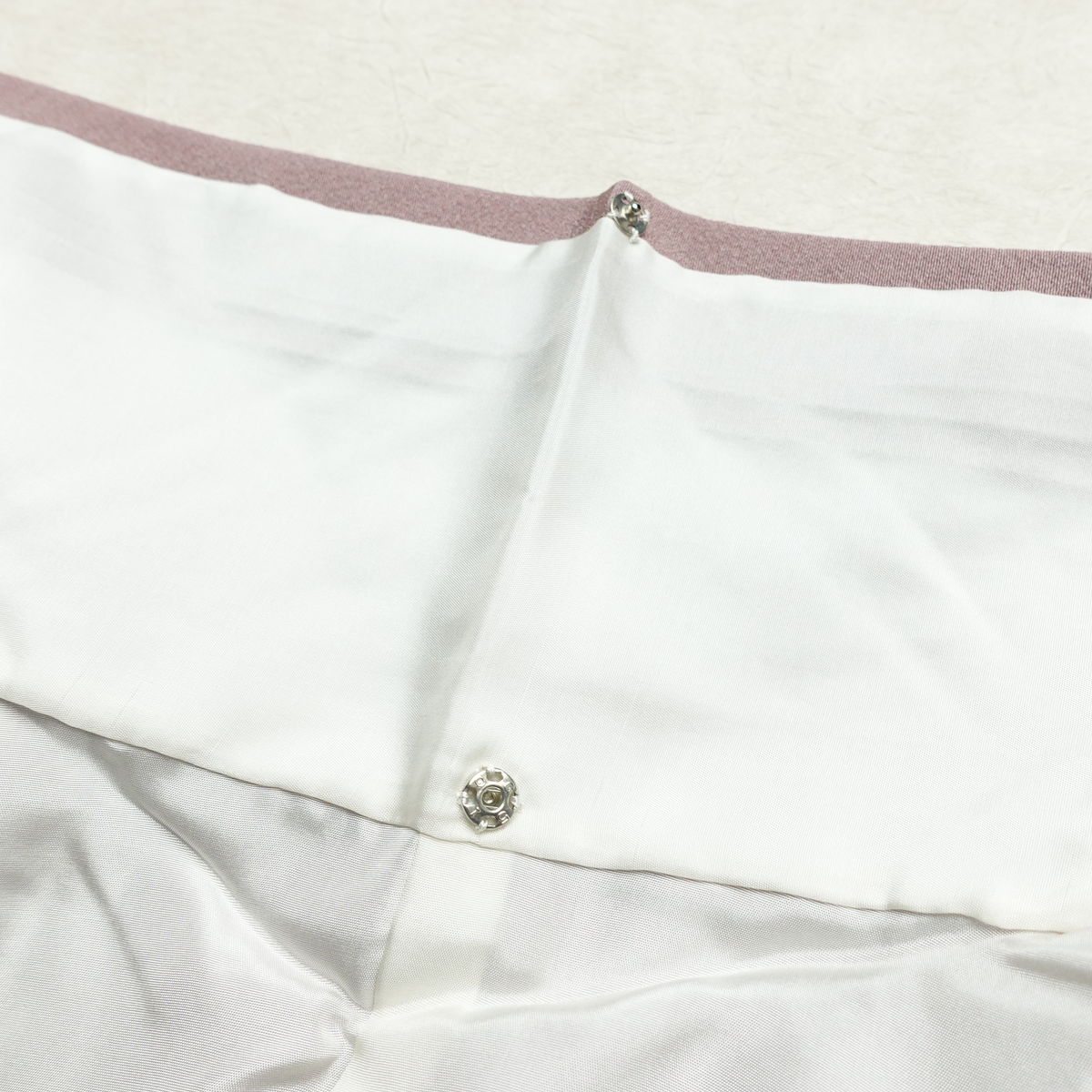 色無地 良品 縮緬 一つ紋付き 正絹 無地 袷仕立て 身丈162.5cm 裄丈63.5cm リサイクル着物 着物 お茶会 フォーマル 紫・藤色_画像17