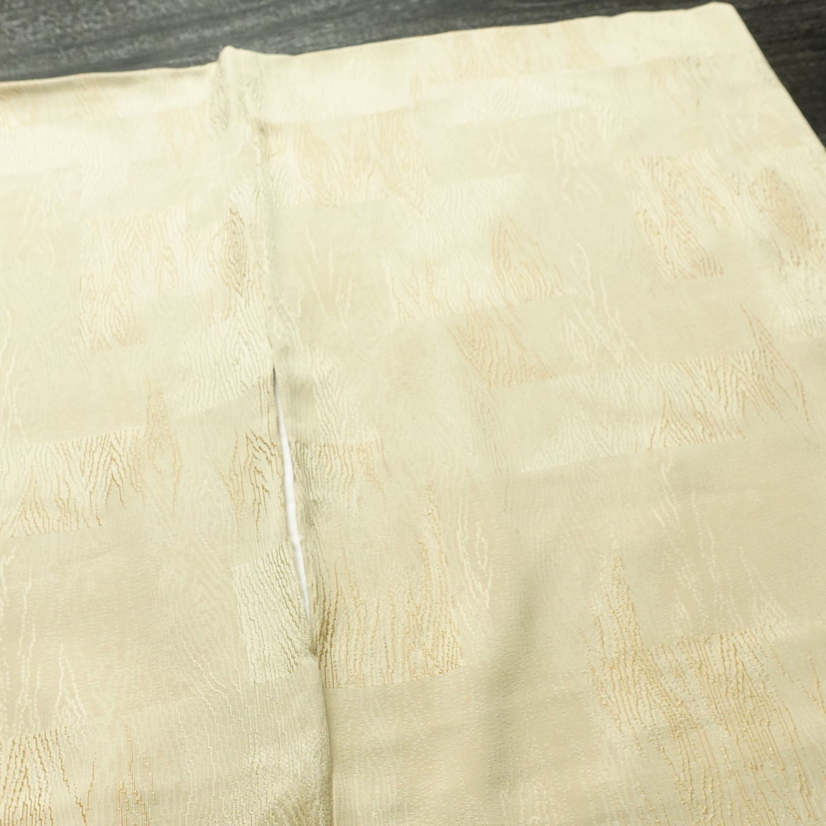 小紋 良品 一つ紋付き 正絹 幾何学柄・抽象柄 袷仕立て 身丈154cm 裄丈65cm リサイクル着物 着物 ベージュ_画像15