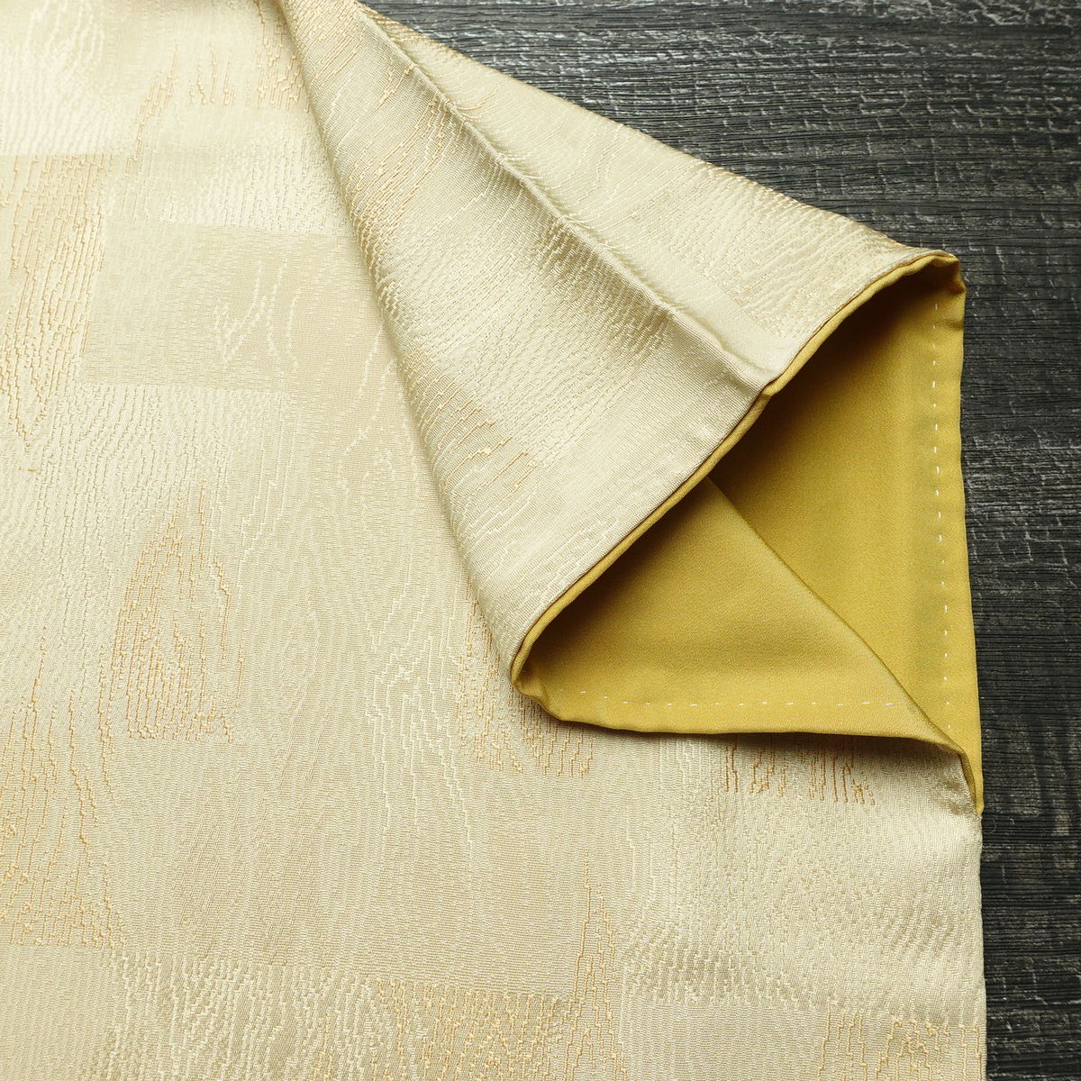 小紋 良品 一つ紋付き 正絹 幾何学柄・抽象柄 袷仕立て 身丈154cm 裄丈65cm リサイクル着物 着物 ベージュ_画像16