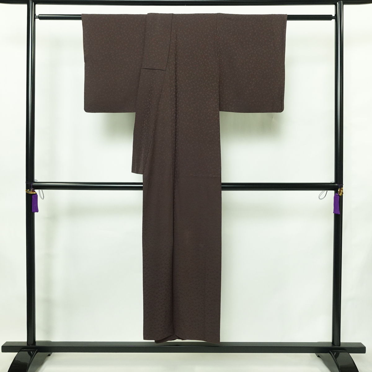 色無地 一つ紋付き 正絹 木の葉・植物柄 袷仕立て 身丈147cm 裄丈60.5cm リサイクル着物 着物 お茶会 フォーマル 茶_画像2