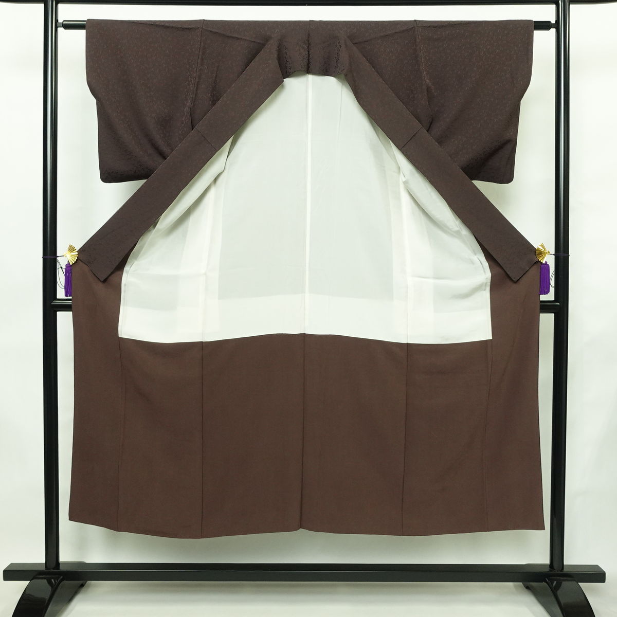 色無地 一つ紋付き 正絹 木の葉・植物柄 袷仕立て 身丈147cm 裄丈60.5cm リサイクル着物 着物 お茶会 フォーマル 茶_画像3