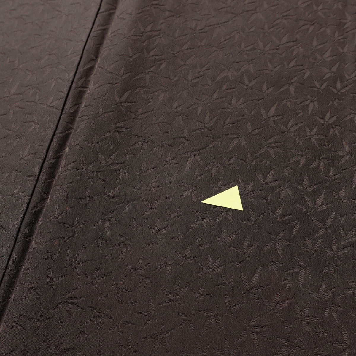 色無地 一つ紋付き 正絹 木の葉・植物柄 袷仕立て 身丈147cm 裄丈60.5cm リサイクル着物 着物 お茶会 フォーマル 茶_画像6