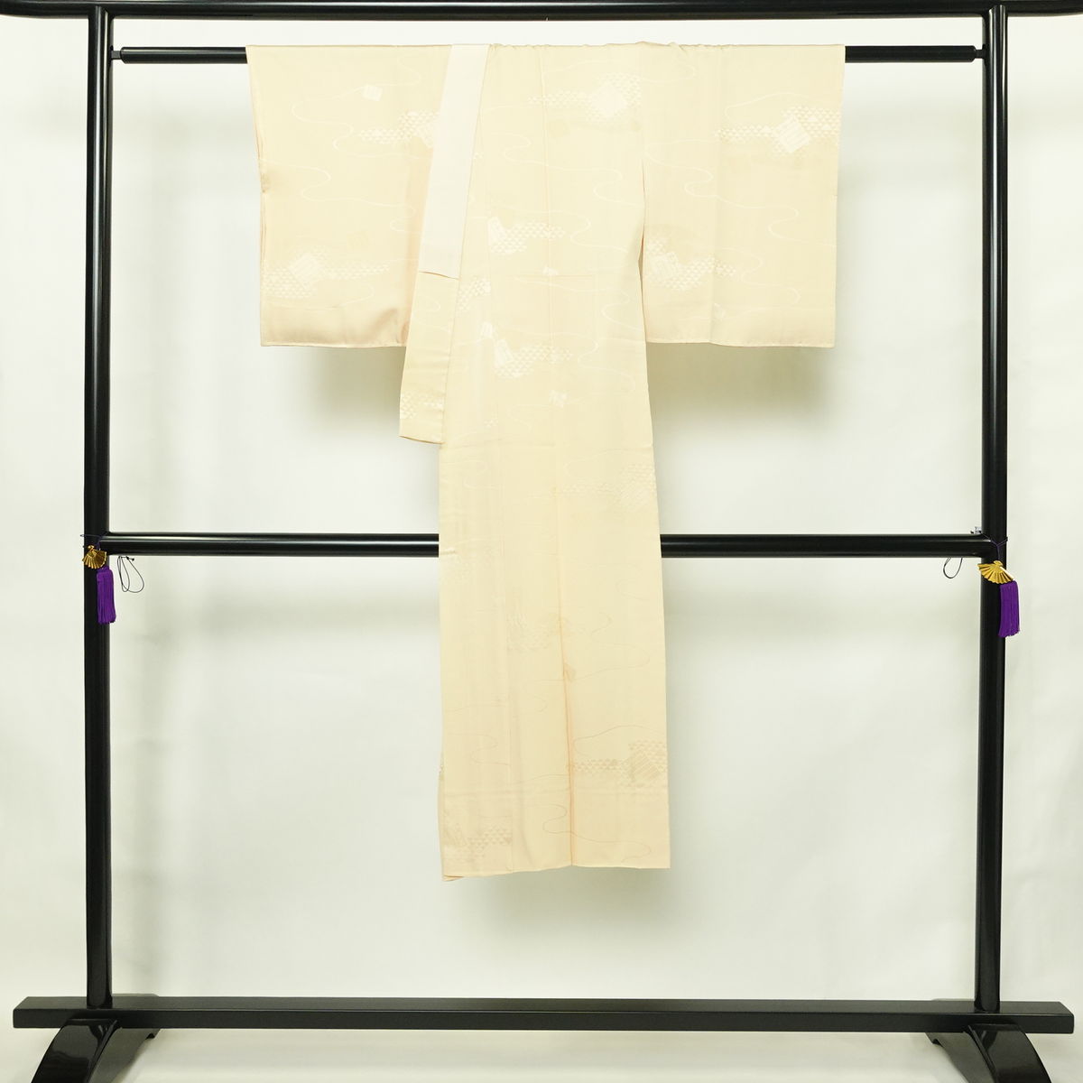 長襦袢 丹後ちりめん 本草木染 翔名織襦袢 しつけ糸付き しつけ糸付き 正絹 流水・波柄 袷仕立て 身丈127.5cm 裄丈63.5cm リサイクル着物 フォーマル ベージュ_画像2