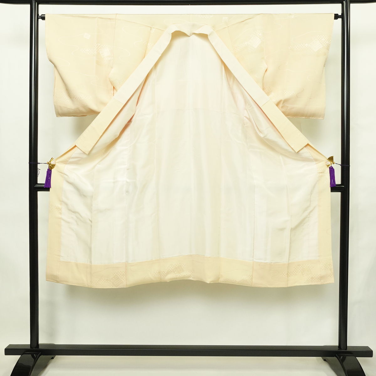 長襦袢 丹後ちりめん 本草木染 翔名織襦袢 しつけ糸付き しつけ糸付き 正絹 流水・波柄 袷仕立て 身丈127.5cm 裄丈63.5cm リサイクル着物 フォーマル ベージュ_画像3