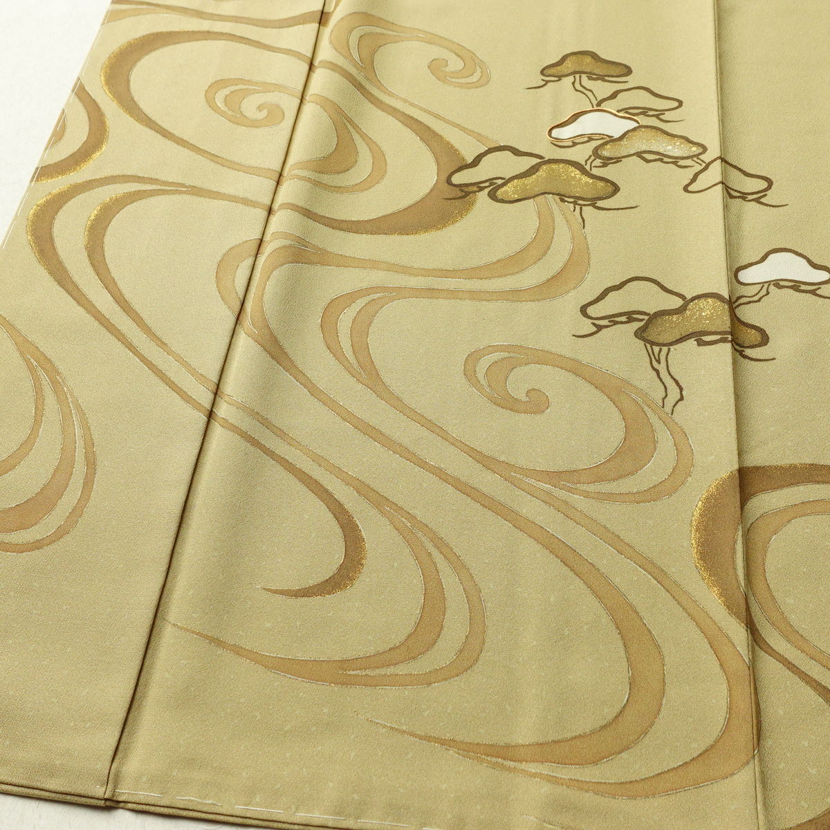 訪問着 良品 しつけ糸付き 一つ紋付き 正絹 木の葉・植物柄 袷仕立て 身丈160cm 裄丈63cm リサイクル着物 着物 刺繍 箔 共八掛 入学式 卒業式 七五三 お宮参り フォーマル 松 ベージュ_画像4