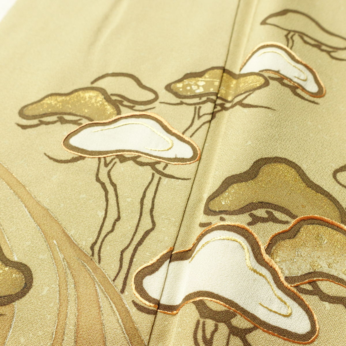 訪問着 良品 しつけ糸付き 一つ紋付き 正絹 木の葉・植物柄 袷仕立て 身丈160cm 裄丈63cm リサイクル着物 着物 刺繍 箔 共八掛 入学式 卒業式 七五三 お宮参り フォーマル 松 ベージュ_画像7