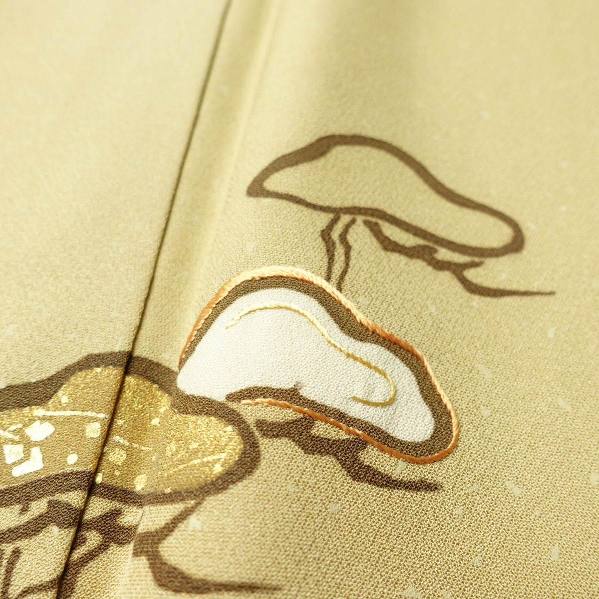 訪問着 良品 しつけ糸付き 一つ紋付き 正絹 木の葉・植物柄 袷仕立て 身丈160cm 裄丈63cm リサイクル着物 着物 刺繍 箔 共八掛 入学式 卒業式 七五三 お宮参り フォーマル 松 ベージュ_画像9