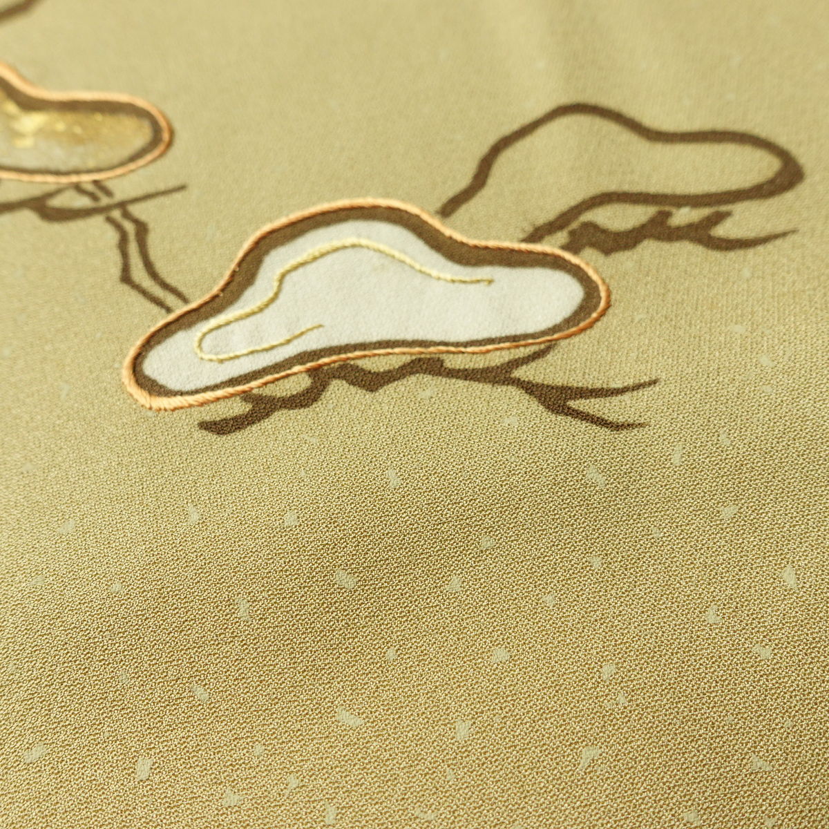 訪問着 良品 しつけ糸付き 一つ紋付き 正絹 木の葉・植物柄 袷仕立て 身丈160cm 裄丈63cm リサイクル着物 着物 刺繍 箔 共八掛 入学式 卒業式 七五三 お宮参り フォーマル 松 ベージュ_画像11