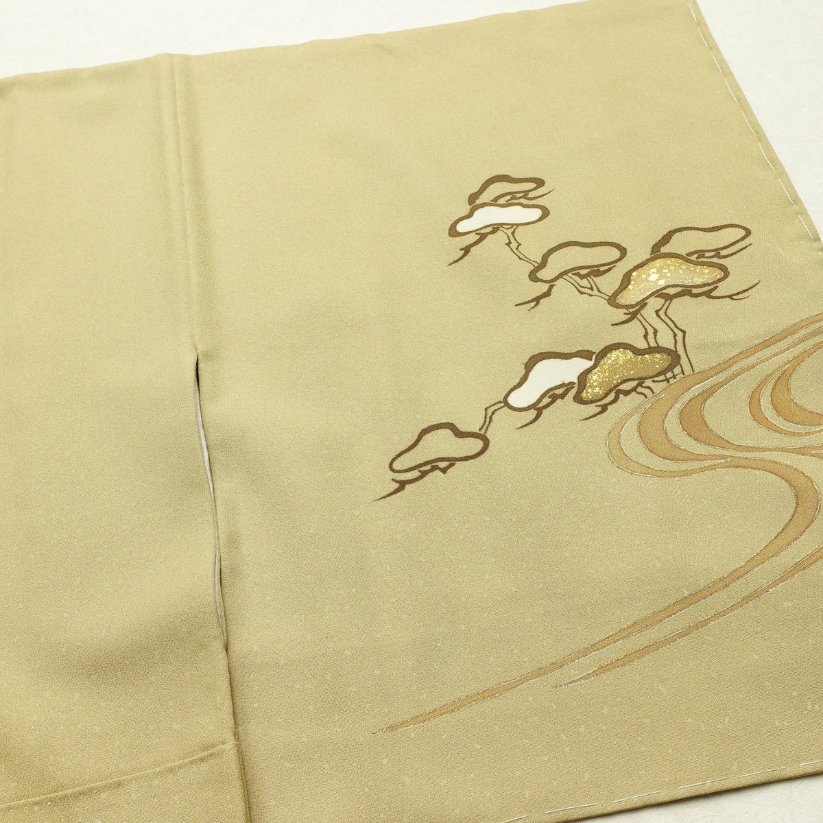 訪問着 良品 しつけ糸付き 一つ紋付き 正絹 木の葉・植物柄 袷仕立て 身丈160cm 裄丈63cm リサイクル着物 着物 刺繍 箔 共八掛 入学式 卒業式 七五三 お宮参り フォーマル 松 ベージュ_画像16